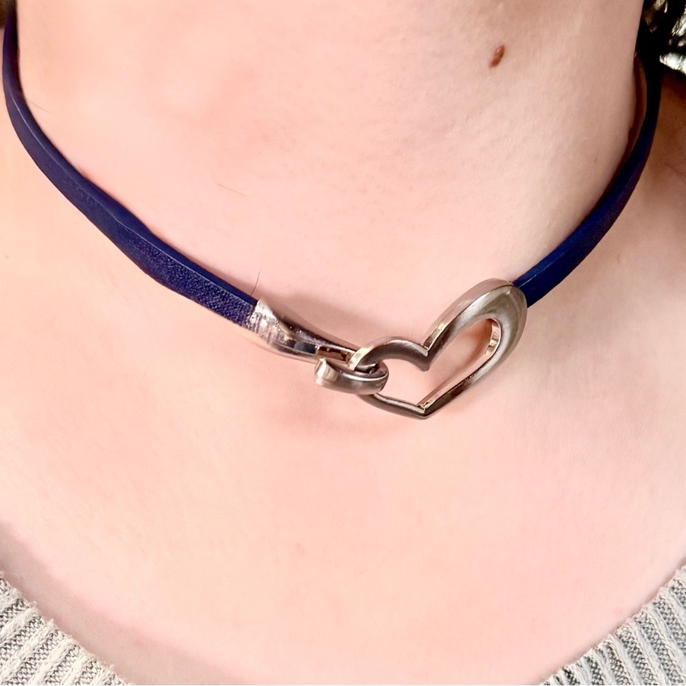 🧚🏻‍♀️ Heart Choker Necklace Faux Leather 15” Silver Tone Modern Romantic Jewelry